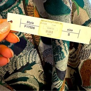 A beautiful Samuel Dong tapestry jacket. This is a brand-new jacket size small.